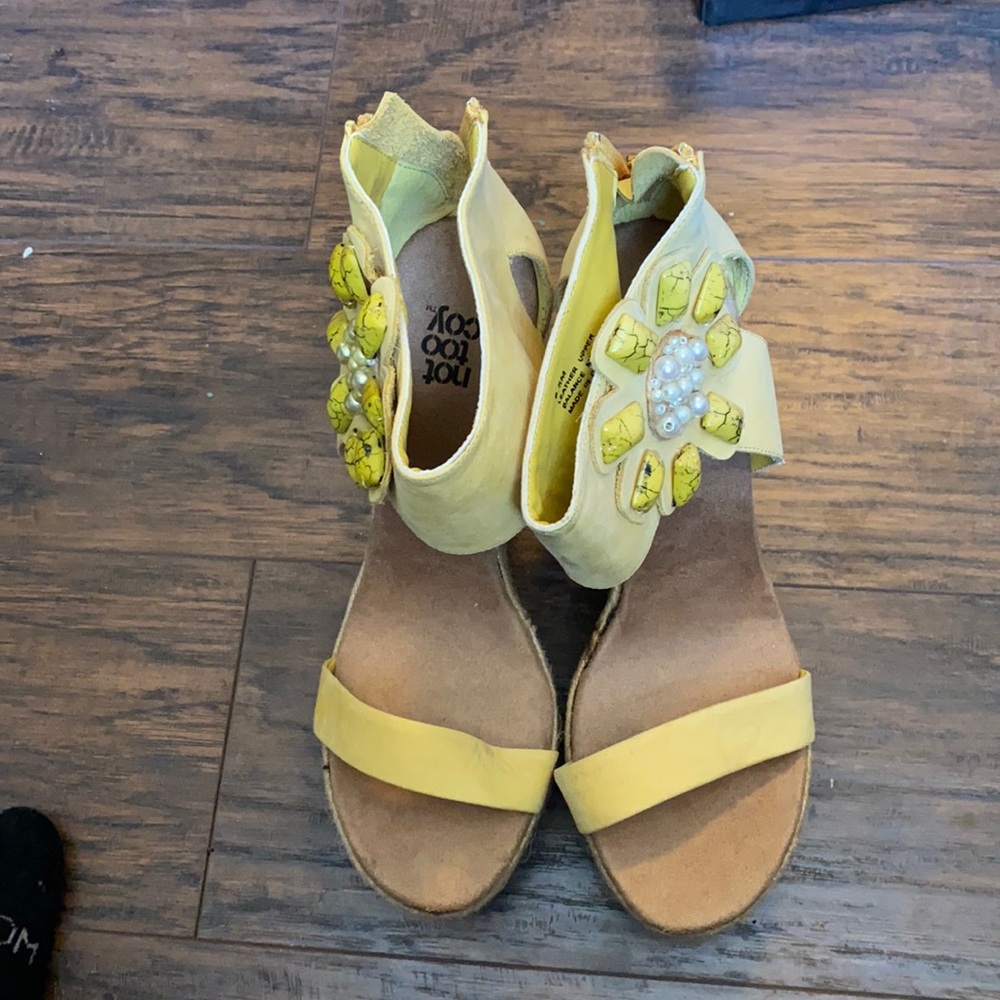 Not too coy Suede uppers yellow size 9 1/2 celebrate yellow